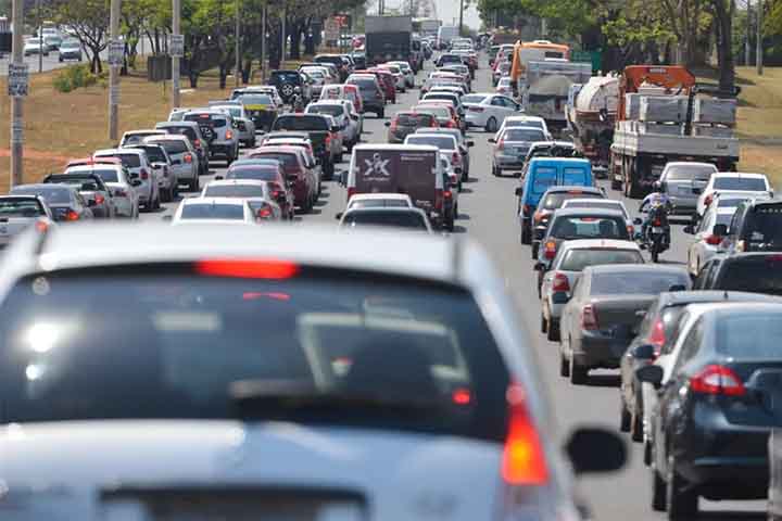 Os cientistas ressaltam que o impacto dos carros sobre o aquecimento urbano deve ser considerado nas políticas de planejamento das cidades.