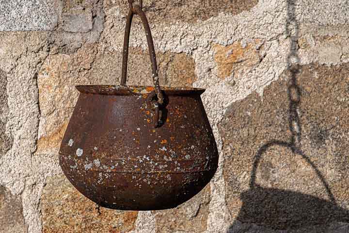 Ao rasparem resíduos de massa do interior dos caldeirões, que têm aproximadamente 2.750 anos, arqueólogos descobriram que os recipientes já foram usados para coletar o sangue de ruminantes, principalmente ovinos e caprinos. Animais como ovelhas e cabras, assim como o leite de iaques selvagens.