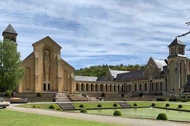 Além disso, muitos trapistas fazem um quarto voto de estabilidade, comprometendo-se a permanecer em um mosteiro específico pelo resto de suas vidas.