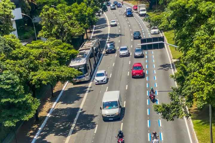 Além disso, os modelos modernos costumam ter câmbios mais eficientes, que otimizam o consumo de combustível. Isso corrige uma das críticas que os primeiros automáticos recebiam.
- Prefeitura de São Paulo