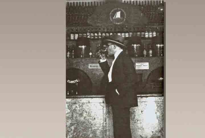 Nos primeiros anos de vida, Pessoa também já escrevia poesias, indicando a vocação que o acompanharia até a morte, em novembro de 1935, aos 47 anos. 

