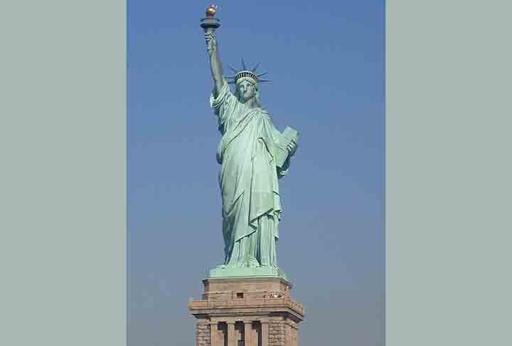 A campanha de financiamento revelou-se difÃ­cil, especialmente para os norte-americanos. Joseph Pulitzer, editor do New York World, comeÃ§ou um projeto de doaÃ§Ãµes para completar o projeto, que atraiu mais de 120 mil colaboradores, a maioria dos quais deram menos de um dÃ³lar. 