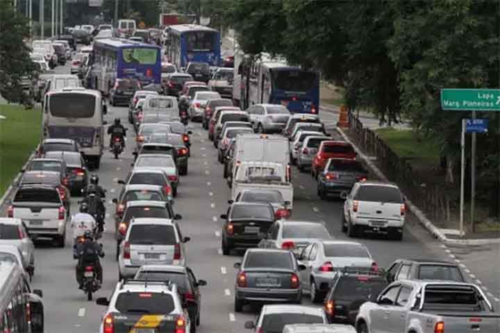 Para circular em vias com carros, os condutores de bicicleta elÃ©trica devem respeitar as mesmas regras previstas para bicicleta constantes do CÃ³digo de TrÃ¢nsito Brasileiro. Ã? obrigatÃ³rio o uso de retrovisor do lado esquerdo e pneus com condiÃ§Ãµes mÃ­nimas de seguranÃ§a.
