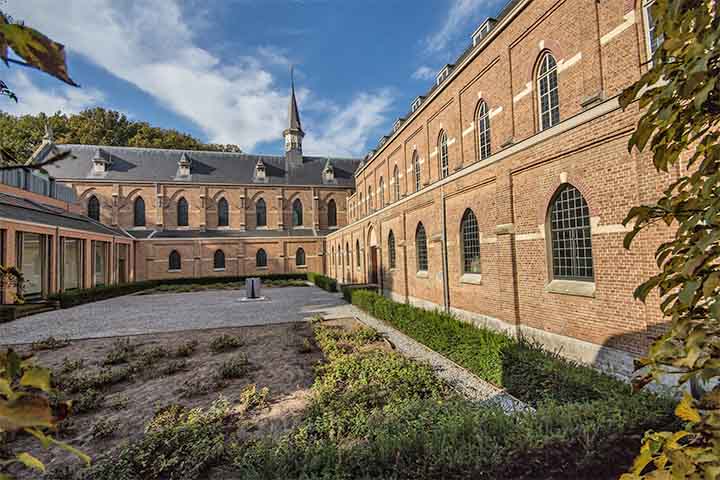 Nesses ambientes, a rotina costuma incluir oração diária, leitura espiritual, trabalho manual e silêncio contemplativo. Muitos mosteiros foram responsáveis por preservar manuscritos antigos e conhecimentos durante a Idade Média.