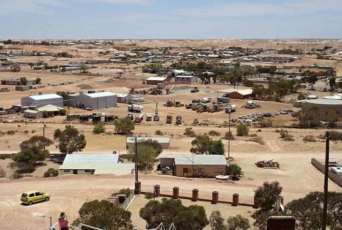 Cidade produz gemas preciosas e se organiza no subsolo para evitar o calor