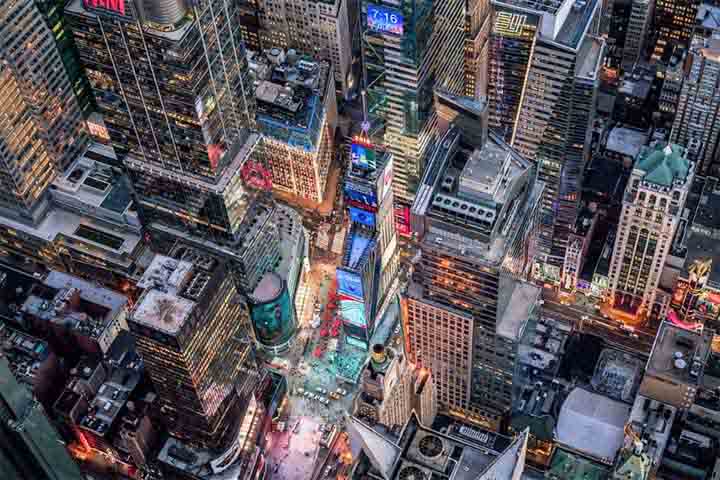Pontos icônicos do mundo, como o Central Park, em Nova York, já foram capturados pelas lentes de Donn Delson. Em Manhattan, a Broadway e sua usina de espetáculos teatrais também mereceu registros do fotógrafo aéreo. 