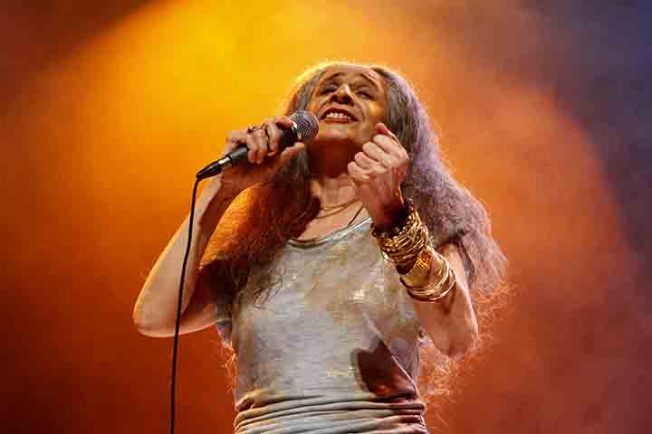 Em 26 de novembro de 1987, Bethânia foi agraciada com o grau de Oficial da Ordem do Infante Dom Henrique, de Portugal. No início dos anos 90, comemorou 25 anos de carreira com o LP 25 Anos, cujo repertório, essencialmente brasileiro, evocava diversas culturas do país.