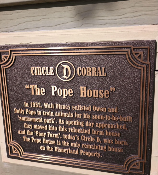 Existe até mesmo uma placa comemorativa na porta da casa que celebra 