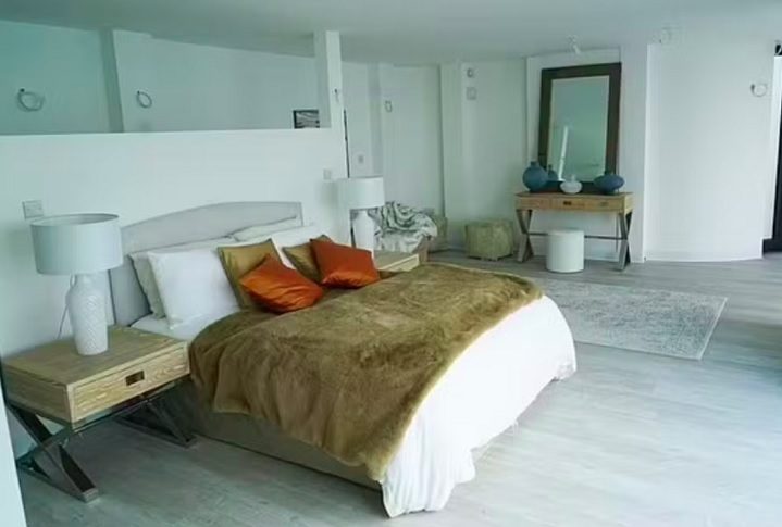 "Casa posicionada em seu próprio penhasco privado em Devon (Inglaterra) oferece vistas espetaculares da costa", diz o anúncio, ressaltando a paisagem.
