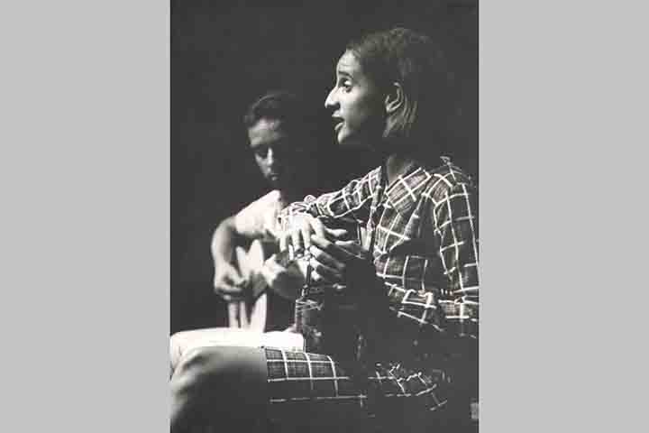 Aos 17 anos, a cantora fez sua primeira apresentação em Salvador, na peça 