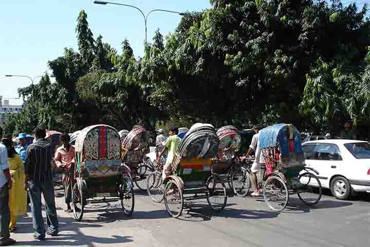 Esses veículos em Bangladesh são movidos a pedal e estão disponíveis para aluguel em todo o país. A capital do país, Daca, é algumas vezes chamada de 