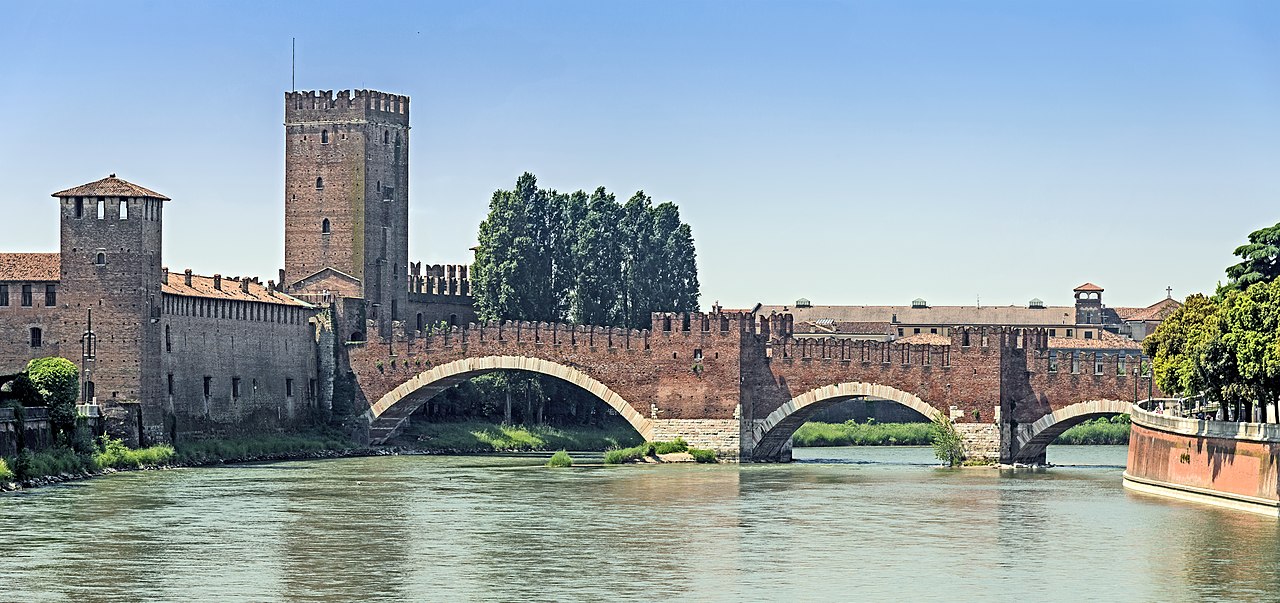 O Castel Vecchio tambÃ©m Ã© deslumbrante. Anteriormente chamado de San Martino, sua existÃªncia remonta ao sÃ©culo 8. Ele teve uma funÃ§Ã£o defensiva e a Ponte Scaligero Ã© de uso exclusivo para acesso ao castelo, servindo como rota de fuga sobre o rio Ãdige. 