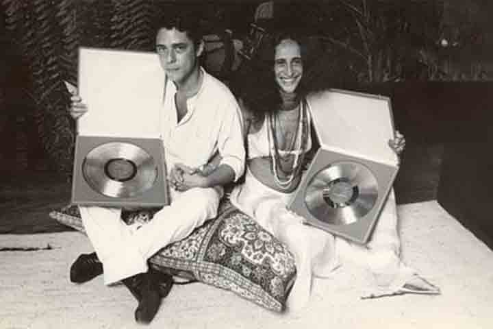 Além de lançar muitos discos, Bethânia fez parte da trilha sonora de novelas, como é o caso de