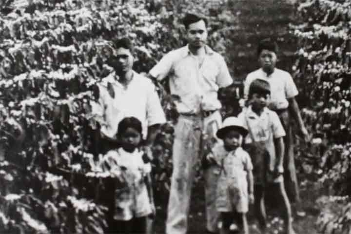 O fim do Xogunato Tokugawa deu espaço para um intenso projeto de modernização e abertura para o exterior durante a era Meiji. Apesar da reforma agrária, a mecanização da agricultura desempregou milhares de camponeses, que passaram a ser cobrados em dinheiro.