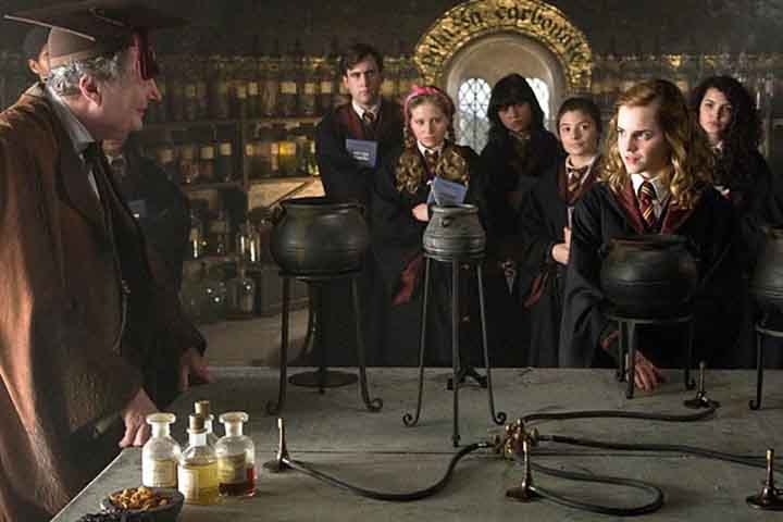 Outra famosa franquia que apresenta o caldeirão em seus filmes é o "Harry Potter", com poções e muita magia do bruxo mais querido do cinema mundial.