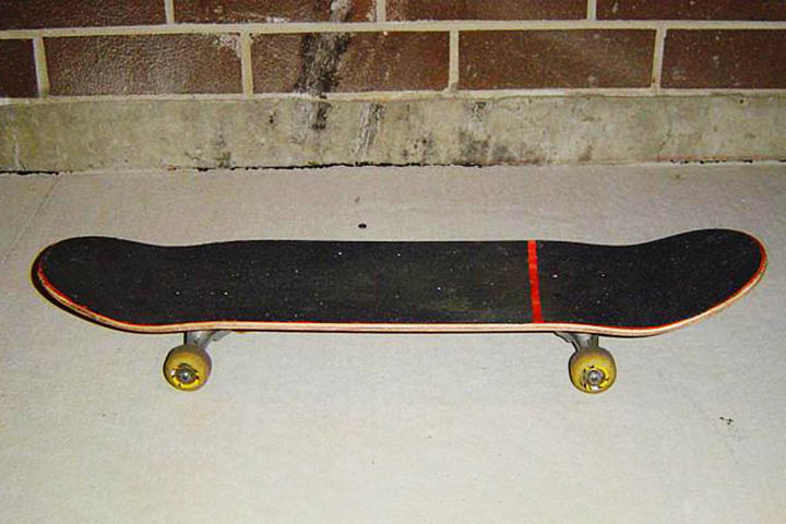 Na época, a modalidade era apelidada de “surfinho”e o equipamento era feito com parte de patins anexados a uma tábua de madeira. 
