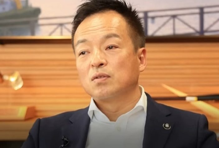 Japão lança maior navio de caça a baleias do mundo - Shintaro Maeda