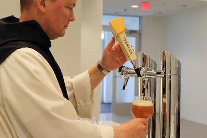 Essas atividades são feitas com grande cuidado e qualidade, seguindo a tradição monástica de 