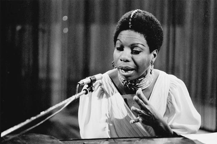 Nina Simone - Nascida na Carolina do Norte em 1933, a compositora, pianista e cantora ficou muito associada ao jazz, mas passeou por vários estilos com grande desenvoltura, do clássico ao folk. 
