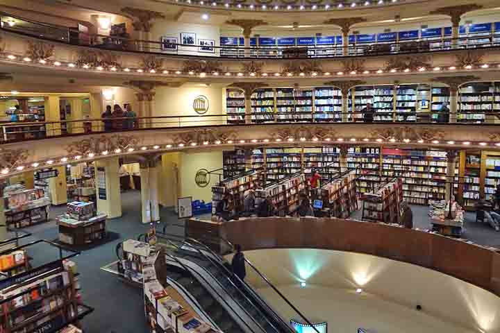 Um atributo muito valorizado pelos portenhos Ã© a presenÃ§a marcante das livrarias em Buenos Aires, como a exuberante El Ateneo. 
