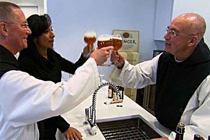 Os monges trapistas também se dedicam ao trabalho manual, produzindo vários produtos como queijos, vinhos, cervejas, pães e outros itens que ajudam a sustentar seus mosteiros.