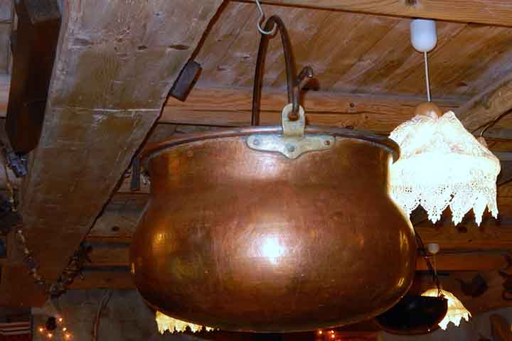 Por meio deste estudo, eles poderiam revelar algo sobre a dieta das pessoas que utilizaram os caldeirÃµes. Com isso, os cientistas descobriram outros caldeirÃµes semelhantes que jÃ¡ foram utilizados como recipientes de cozimento para carne. 