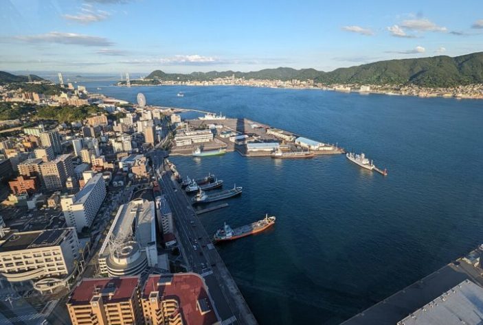 Japão lança maior navio de caça a baleias do mundo