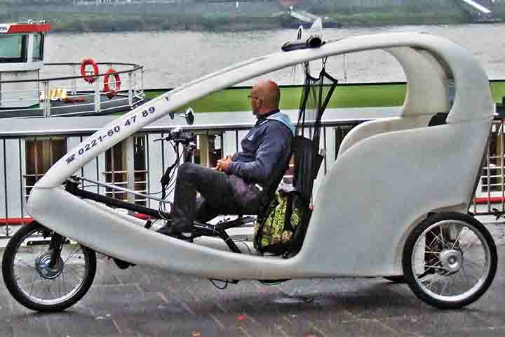 Em determinado momento, esses veículos foram proibidos em alguns países por causa dos acidentes e foram substituídos pelo ciclo-riquixá. Esses são movidos como se fosse uma bicicleta, porém em algumas configurações, podem ser equipados com um motor elétrico. 