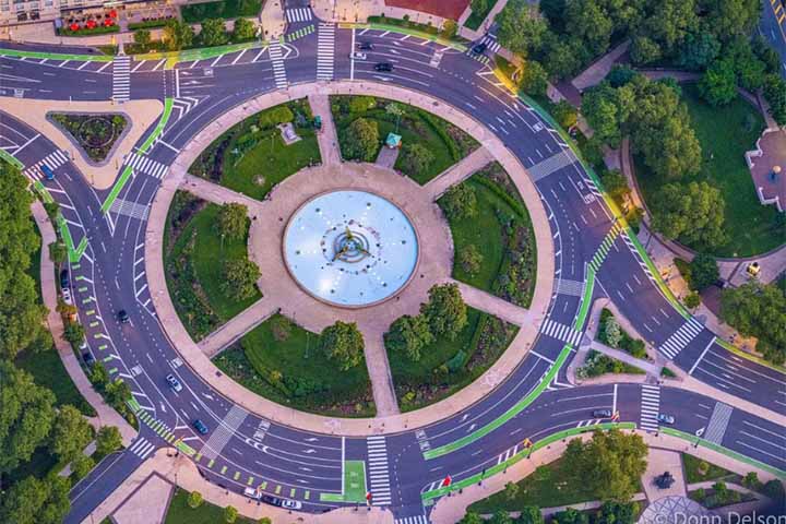 A busca pela imagem ideal para isso o leva a muitas vezes a voar horas sem produzir uma única foto. “É um risco”, explica.
