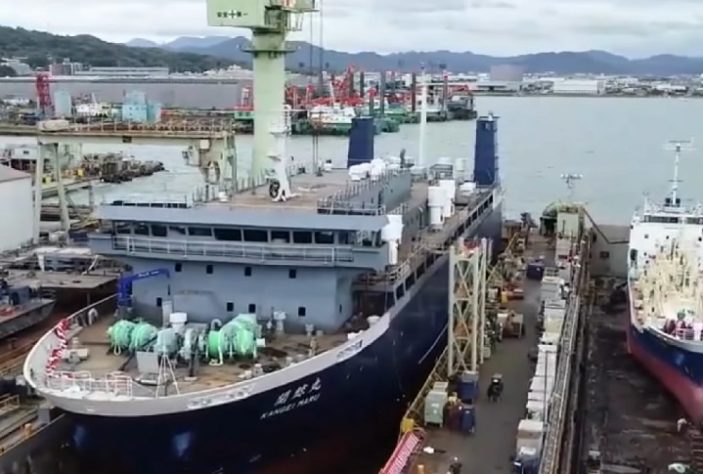 Japão lança maior navio de caça a baleias do mundo