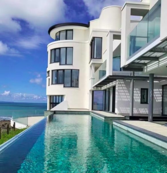 A casa foi apresentada no programa britânico "Grand Designs" e conta com uma piscina de borda infinita, além de um amplo espaço para lazer e festas.