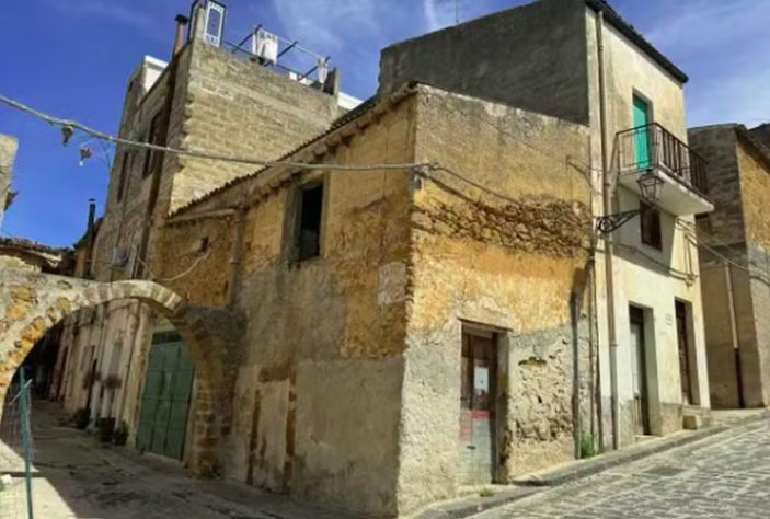 Cidade na Itália anuncia casas por R$ 17 - Sambuca di Sicilia, Itália