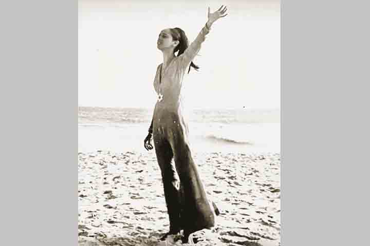 Bethânia lançou o seu terceiro álbum de estúdio, com canções de diversos compositores e marcou sua aproximação com a religião do candomblé. Vieram outros discos e Bethânia idealizou o grupo Doces Bárbaros com Caetano, Gal Costa e Gilberto Gil. Era a típica banda hippie dos anos 1970, que seria enredo da Mangueira em 1994.