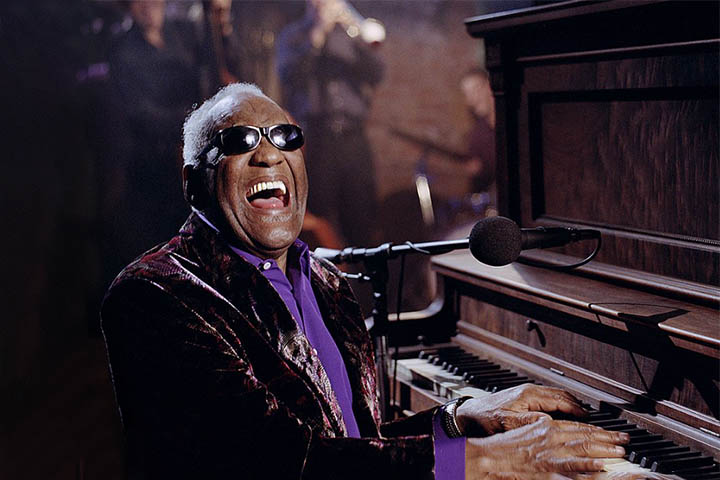 Eleição da revista Rolling Stones situou Ray Charles como o segundo maior cantor da história. Morreu em 2004, aos 73 anos, por complicações de uma doença no fígado.