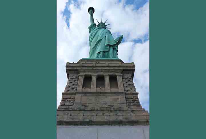 Para visitar a Ilha e a EstÃ¡tua, o turista deve pegar o barco que sai de Battery Park, em Lower Manhattan. HÃ¡ tambÃ©m a opÃ§Ã£o de sair do Liberty State Park, em Jersey City, Nova Jersey, caso alguÃ©m esteja hospedado naquela regiÃ£o.