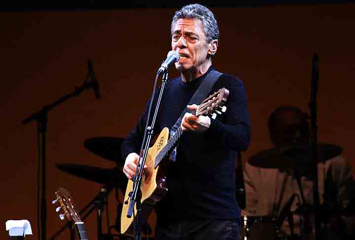 No período, Chico lançou discos em média a cada cinco anos, cada um deles seguidos por turnês de sucesso por capitais brasileiras. 

