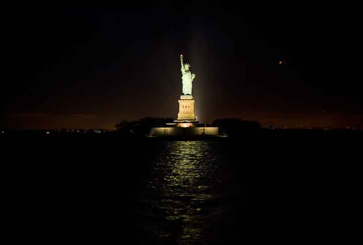 O passeio inclui tambÃ©m uma parada na Ellis Island, a ilha onde a maioria dos imigrantes parava inicialmente quando chegava aos Estados Unidos muitos anos atrÃ¡s e onde se encontra hoje o Museu da ImigraÃ§Ã£o.
