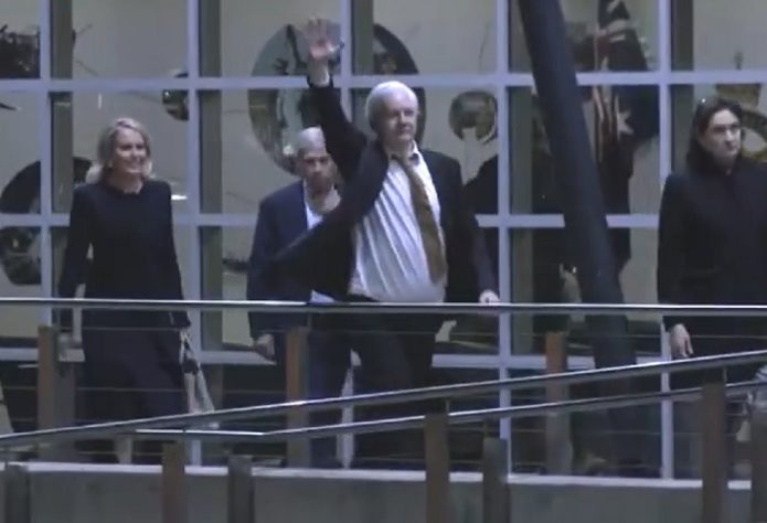 Julian Assange chega à Austrália