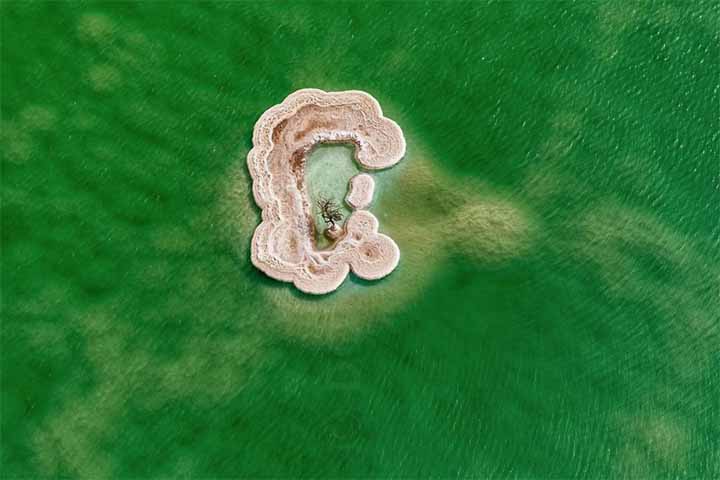 Donn Delson acumula mais de 300 horas a bordo de helicópteros para fazer fotografias de diversas regiões do planeta, entre elas o fascinante Mar Morto, que banha Israel, Jordânia e Cisjordânia.
