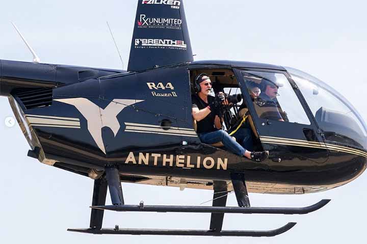 É assim, em pleno voo em um helicóptero sem portas, que ele registra paisagens naturais e também grandes cidades. 

