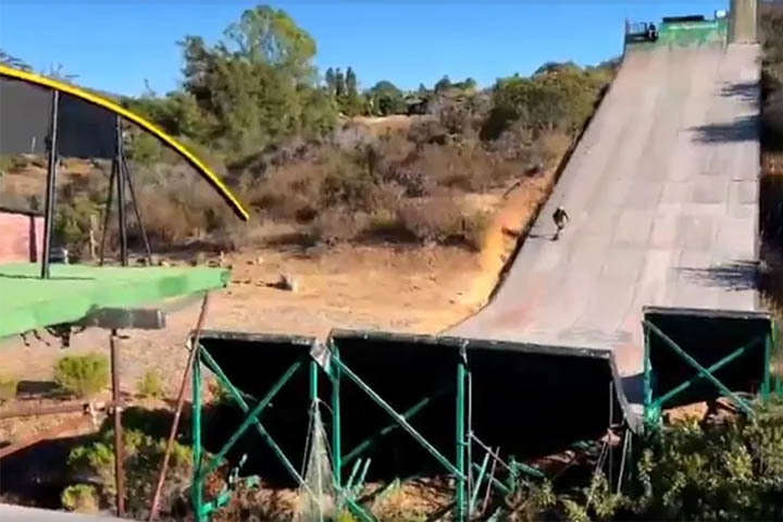 Ainda na década de 70, surgiram os primeiros skate parks. Nesses espaços, a ocorrência de muitos acidentes e a associação da prática a posturas rebeldes produziu uma visão negativa e preconceituosa.
