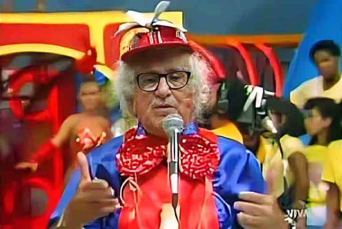 Chacrinha, o ‘Velho Guerreiro’, lançava bacalhau para a plateia; relembre o apresentador icônico