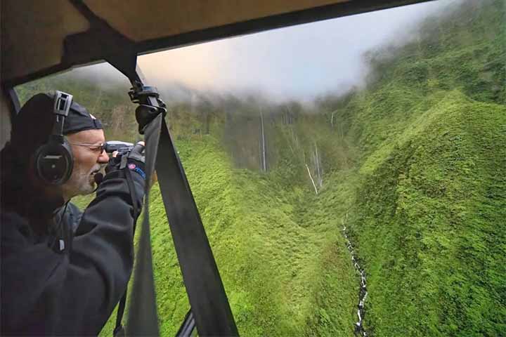 Ele explica que se arroja dessa maneira adotando medidas de segurança, com uso de cinto e apenas quando a aeronave está pairando no ar. 

