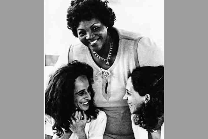 Bethânia se lançou em uma temporada de pequenos shows e recitais realizados em boates cariocas e paulistanas. Lançou seu primeiro álbum ao vivo 