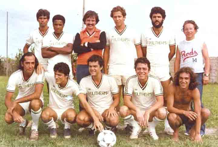 O compositor tem um campo no Recreio dos Bandeirantes, na zona oeste do Rio de Janeiro, onde estÃ¡ sediado o Polytheama, time que fundou e conta com uniforme e atÃ© hino. No local, ele promove partidas com amigos.
