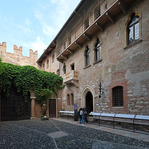 A casa pertencia a uma família de sobrenome Dal Cappello, que seria uma corruptela de Capuleto, o sobrenome da família de Julieta na ficção criada por Shakespeare. Ou seja, a casa caiu como luva como apelo turístico. 