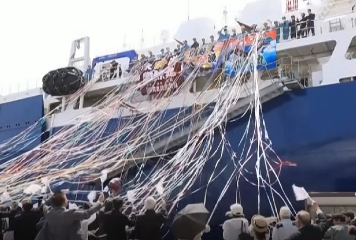 Japão lança maior navio de caça a baleias do mundo