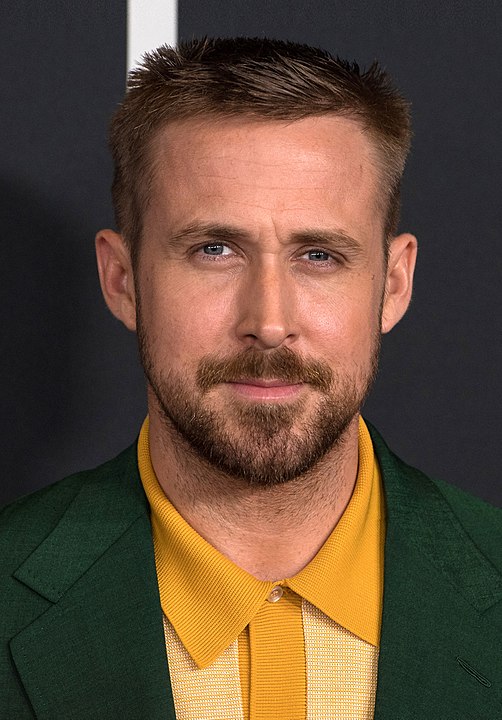 Conheça mais, a seguir, sobre Ryan Thomas Gosling. Nascido no dia 12 de novembro de 1980, em London, uma província de Ontário, no Canadá, é um ator conhecido por protagonizar filmes de sucesso como o romance “Diário de uma Paixão”, o musical “La La Land” e a comédia dramática “Barbie”.
