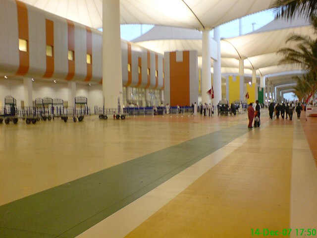 A distância entre o Aeroporto Internacional Rei Abdulaziz (foto), em Jeddah , e o aeroporto  internacional de Al Taif é de 228 km.