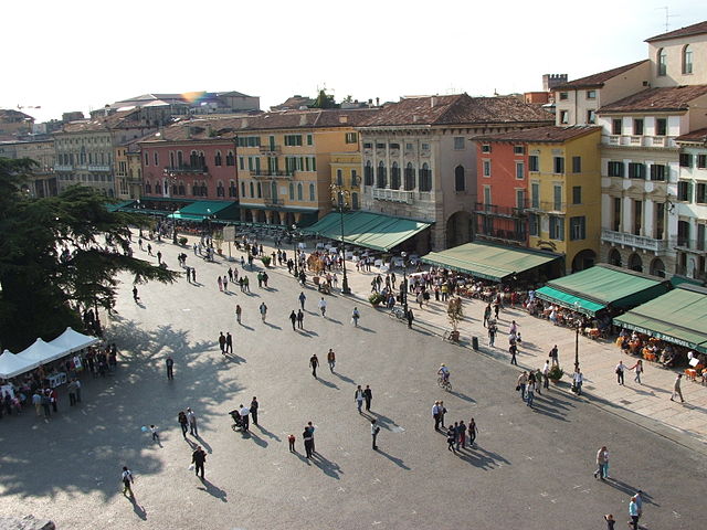 Quem visita Verona tambÃ©m gosta de passear pela Piazza BrÃ  , ponto de encontro dos veroneses. A praÃ§a Ã© cercada por edifÃ­cios histÃ³ricos, como o PalÃ¡cio BrÃ , sede da Prefeitura.